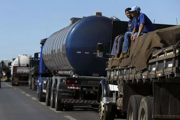 Transportadores de combustíveis não descartam greve em Minas Gerais