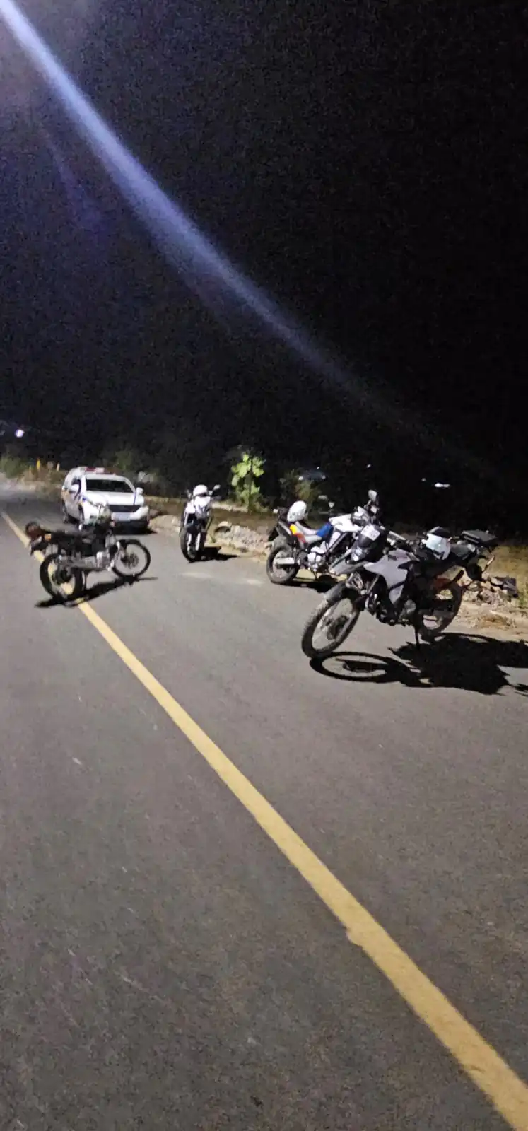 Jovem que dava 'grau' de moto cai durante fuga e é preso em Arcos