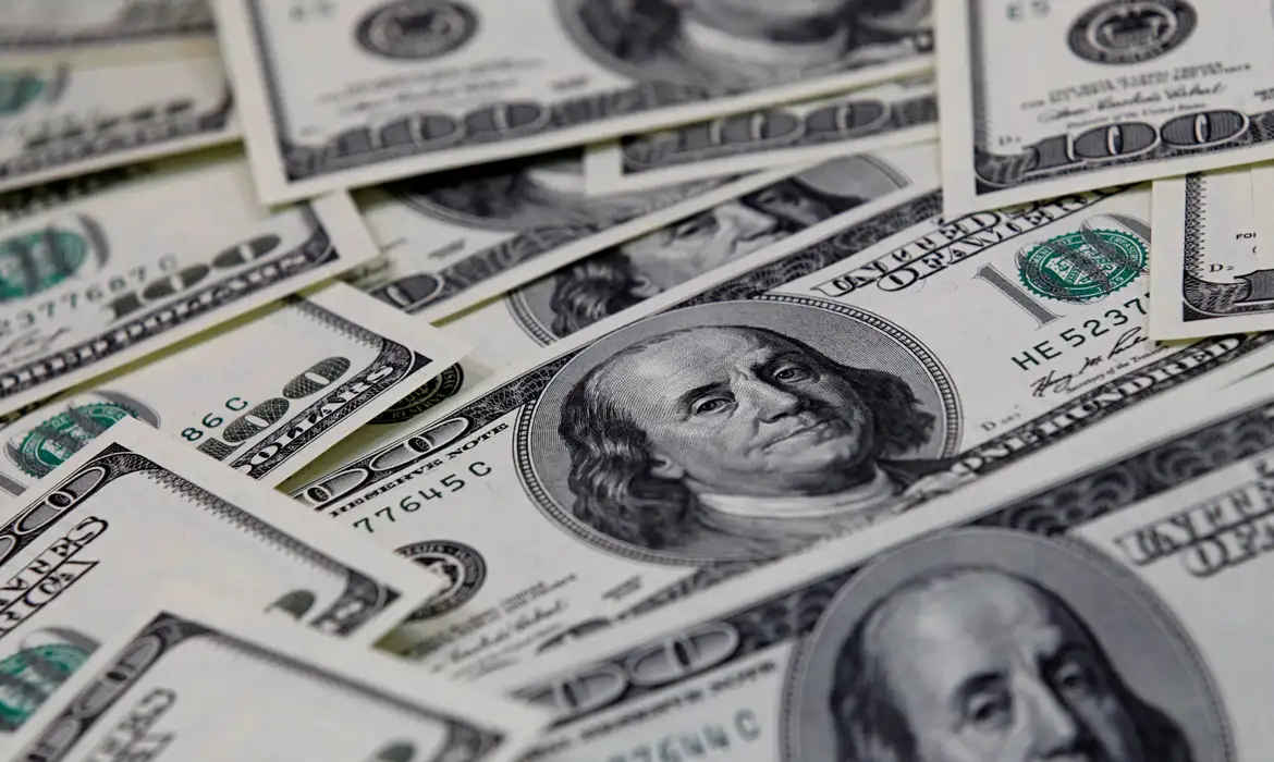 Dólar sobe para R$ 5,77 com atraso em pacote de corte de gastos