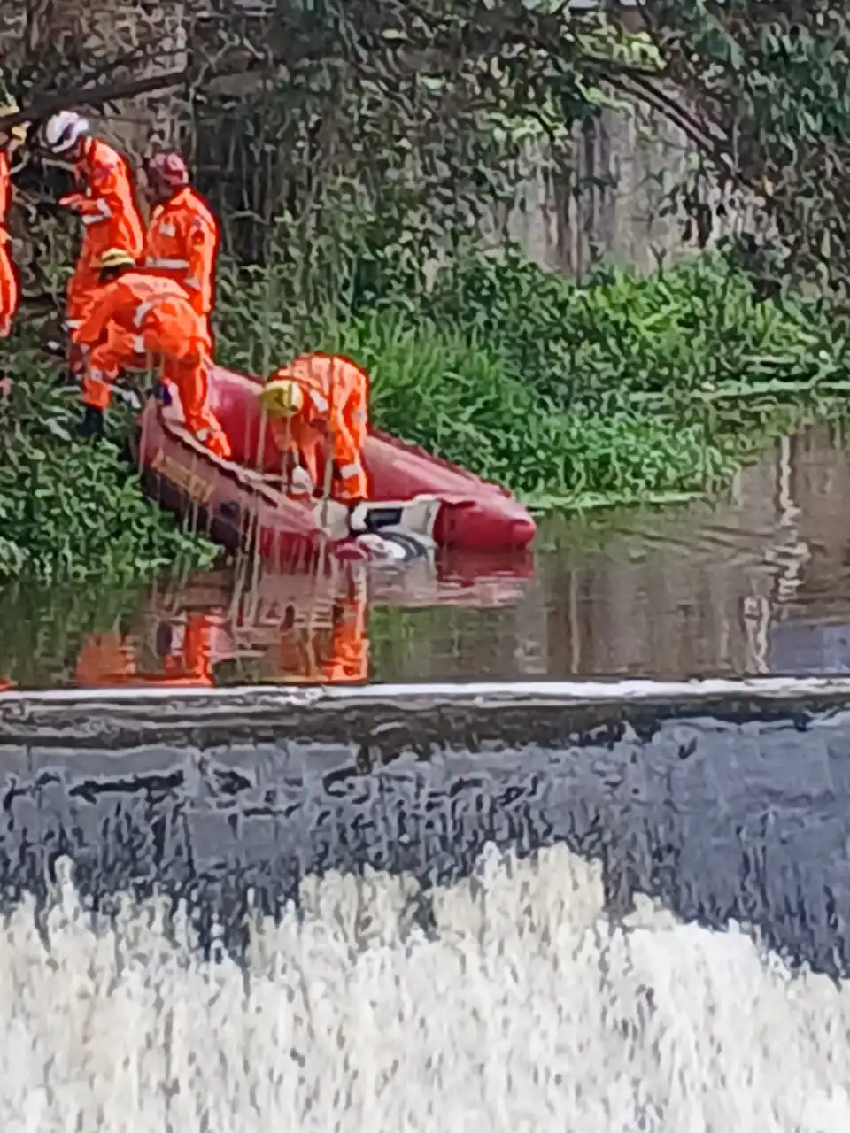 Corpo é retirado do rio Itapecerica em Divinópolis