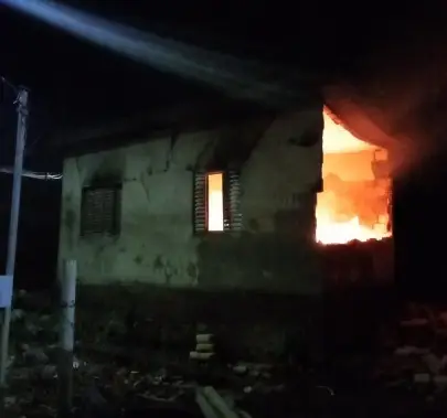 Casa pega fogo e morador é encaminhado para hospital em Pitangui