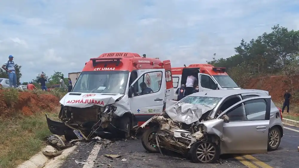Brasília de Minas: duas pessoas morrem em acidente entre táxi e ambulância