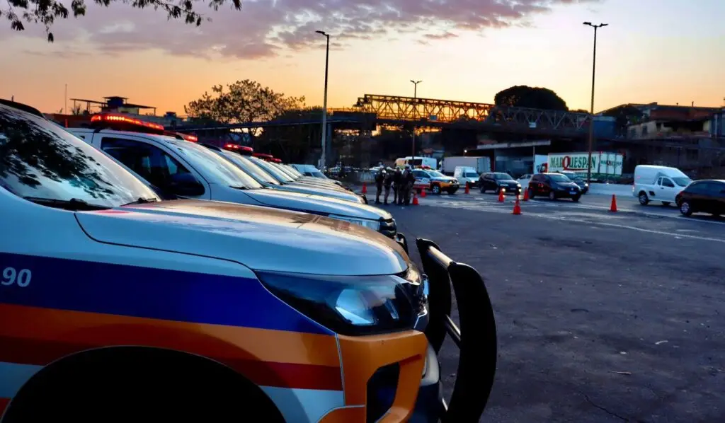 Homem é preso após brigar com policial