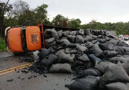 Colisão entre carro e caminhão na BR-494 deixa dois feridos
