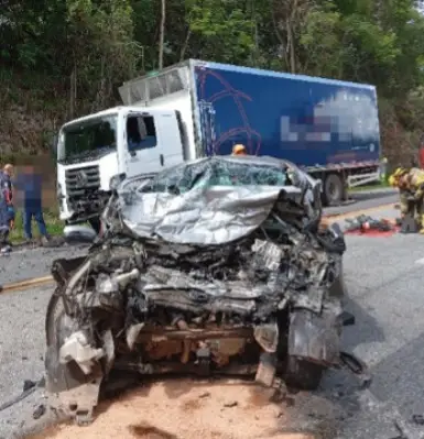 Três pessoas morrem em batida entre caminhão e carro na MG-050
