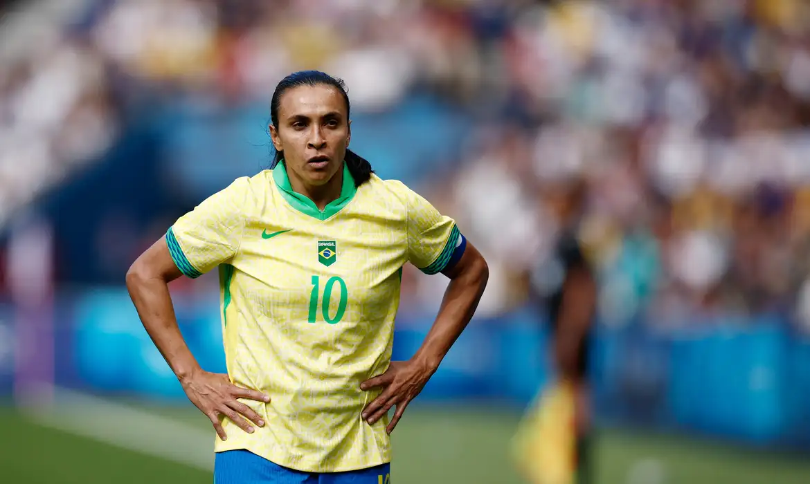Marta vence 1º troféu que leva seu nome de gol mais bonito do ano