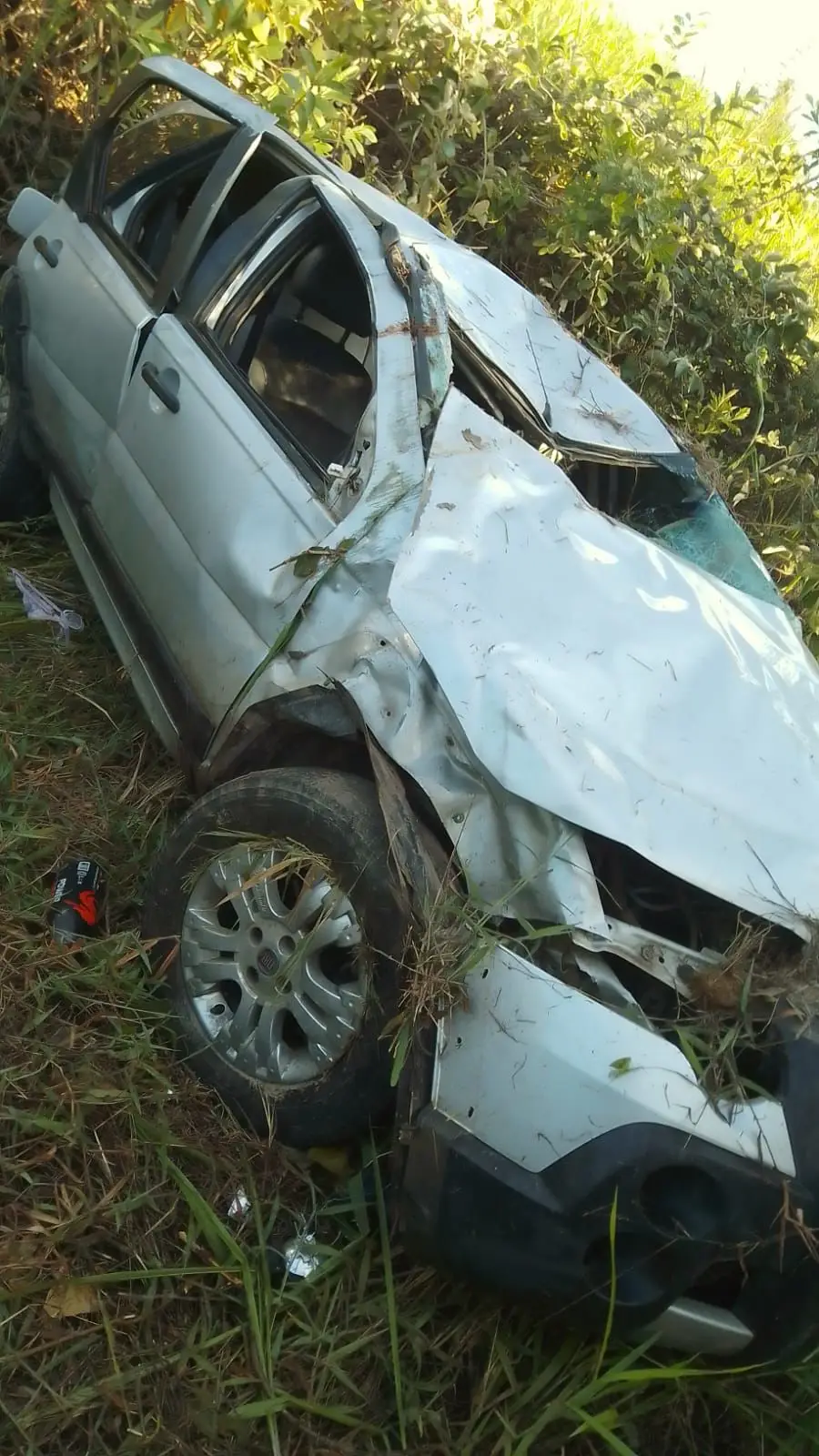 Carro capota e deixa três pessoas feridas em Lagoa da Prata
