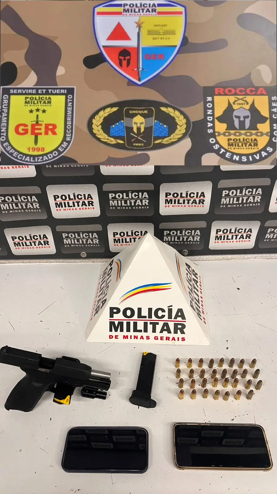 Dupla é presa com arma de fogo e veículo furtado