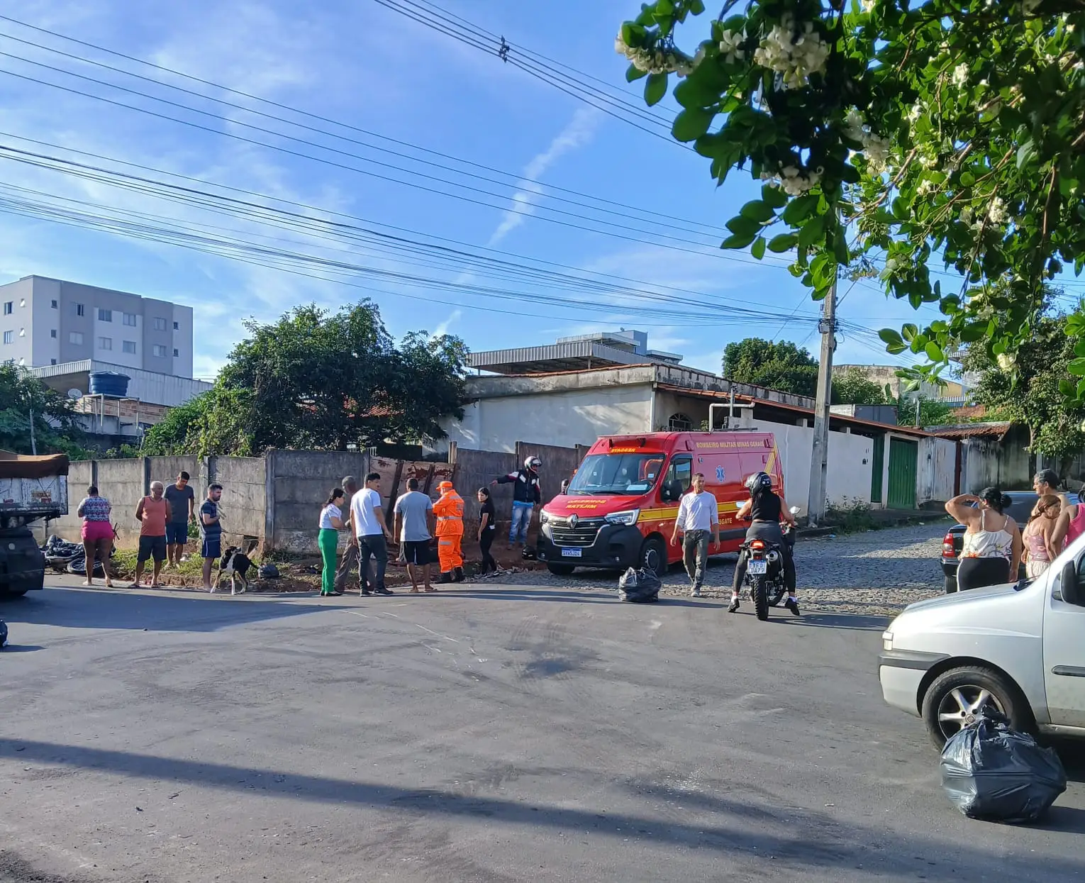 Acidente entre caminhonete e moto deixa motociclista ferido