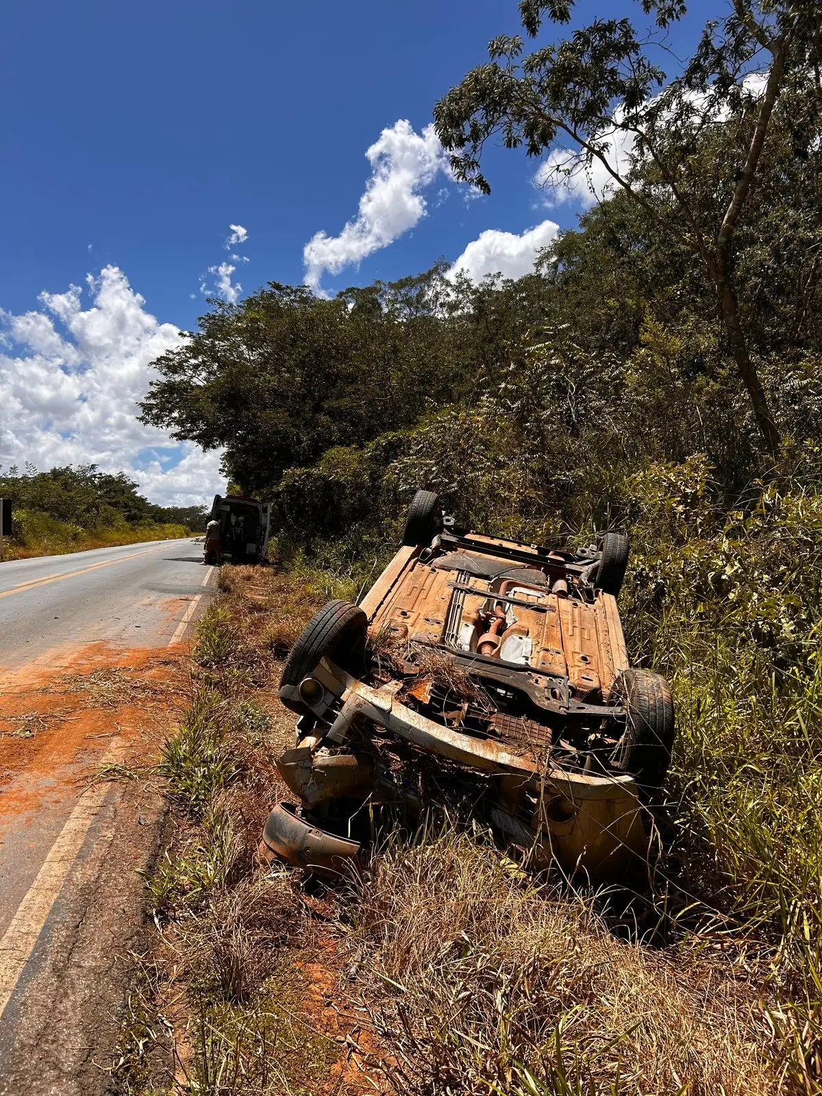 Capotamento na MG-260 deixa homem ferido em Itapecerica