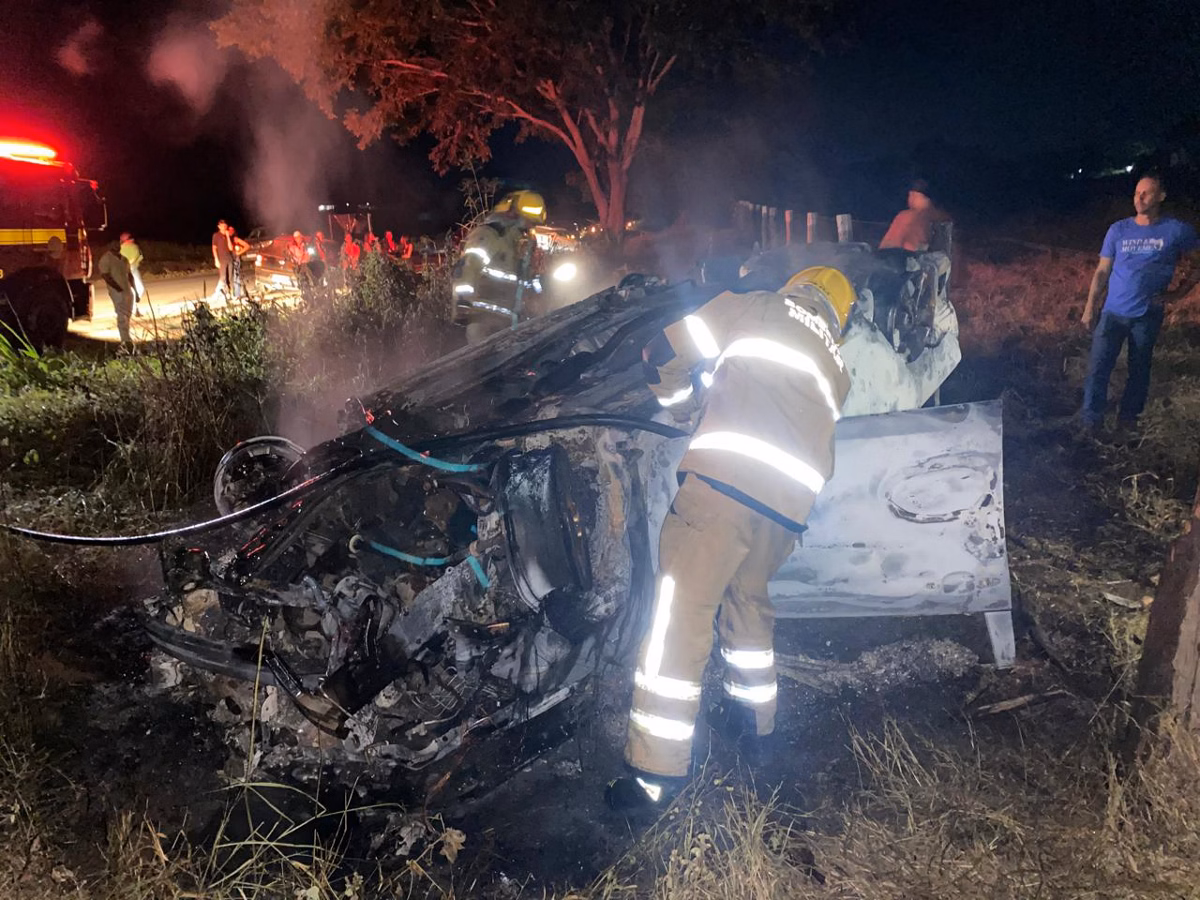 Irmãos morrem carbonizados após carro cair em ribanceira no Norte de Minas