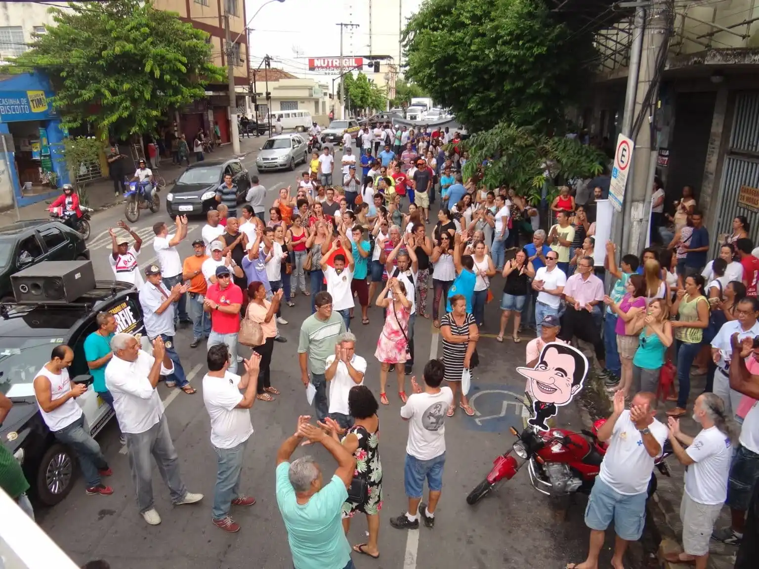 Servidores discutem hoje possibilidade de greve