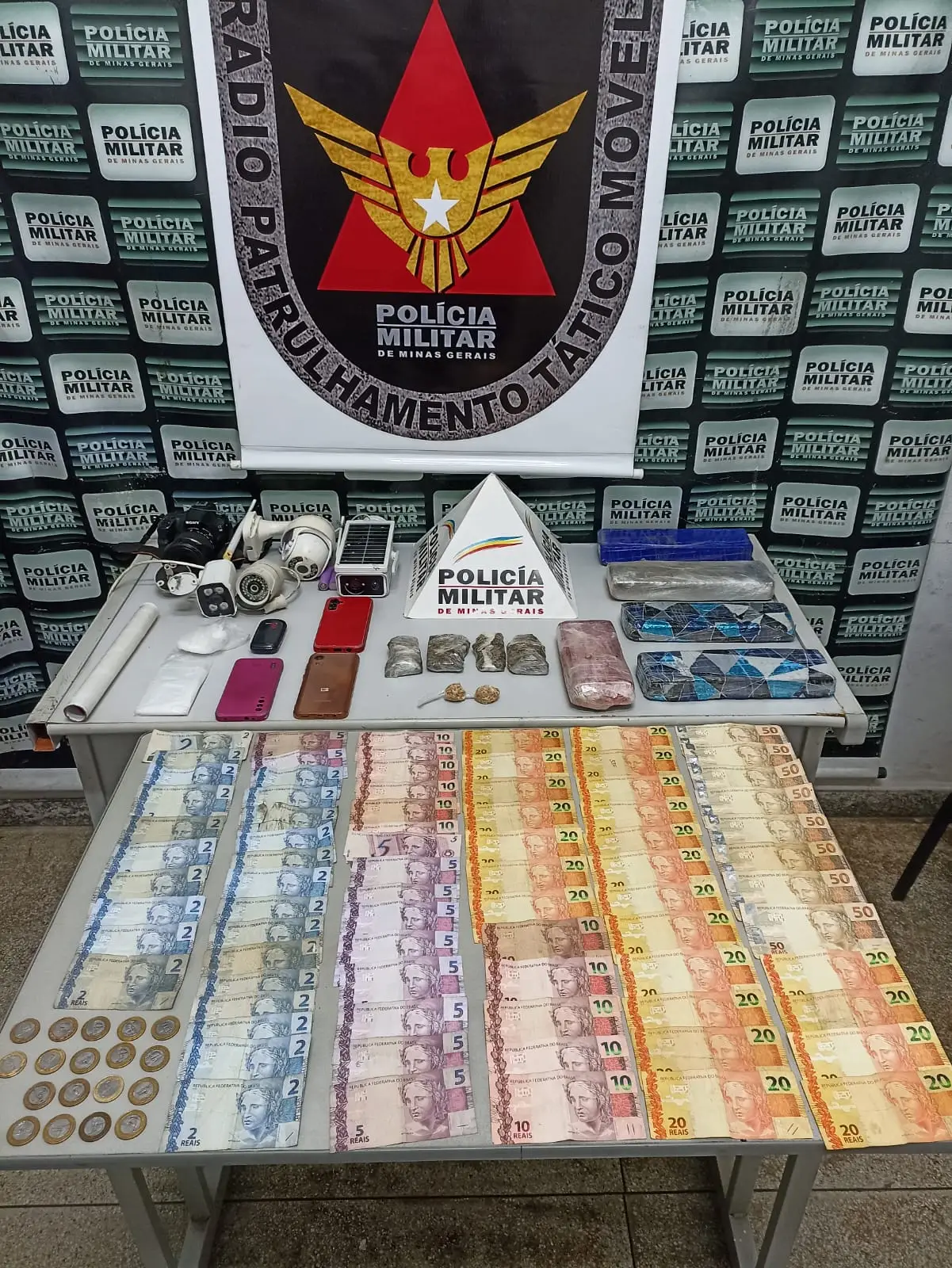 Operação da PM prende suspeitos de tráfico de drogas no bairro Dom Bosco, em Pará de Minas