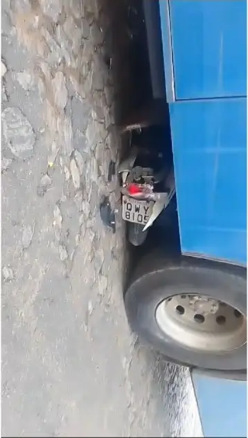 Acidente entre moto e ônibus deixa jovem ferida