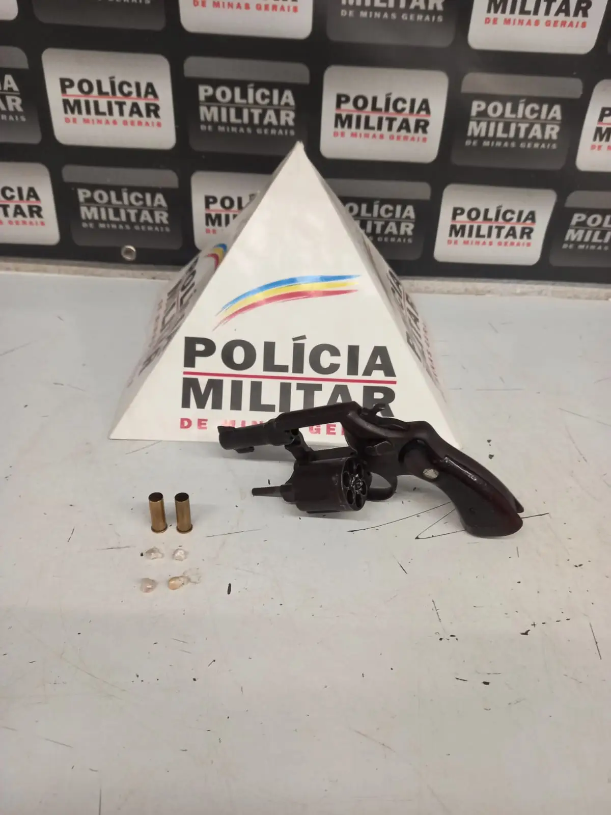 Homem é preso com drogas e arma de fogo em Divinópolis
