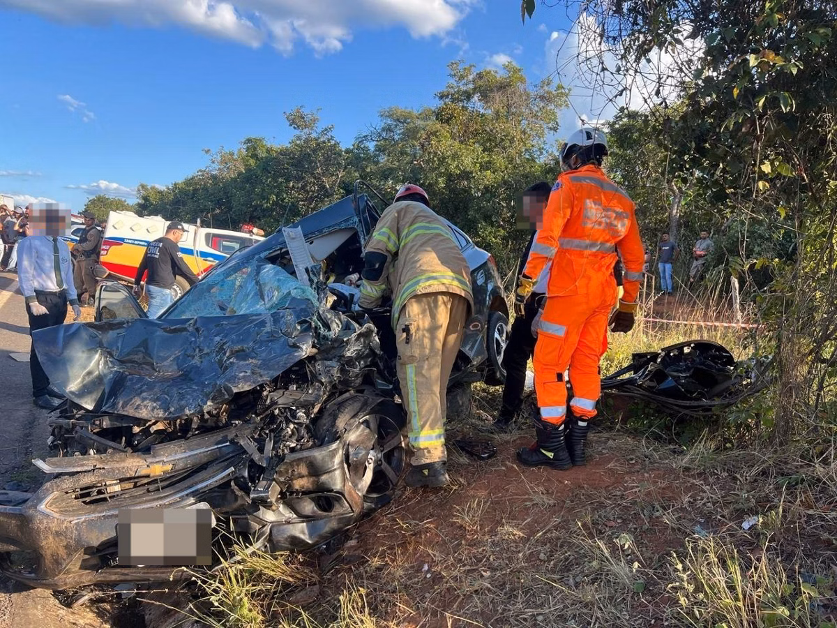 Mãe e filho morrem em acidente entre carro e van no Norte de Minas