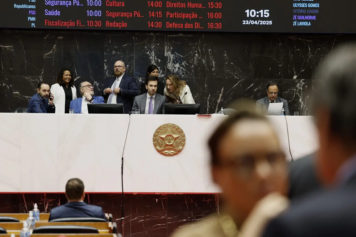 Deputados aprovam reajustes e Educação é deixada de lado