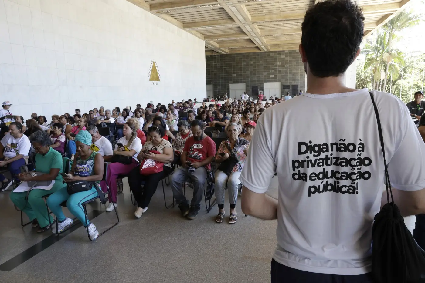 Servidores da educação cobram pagamento integral do piso