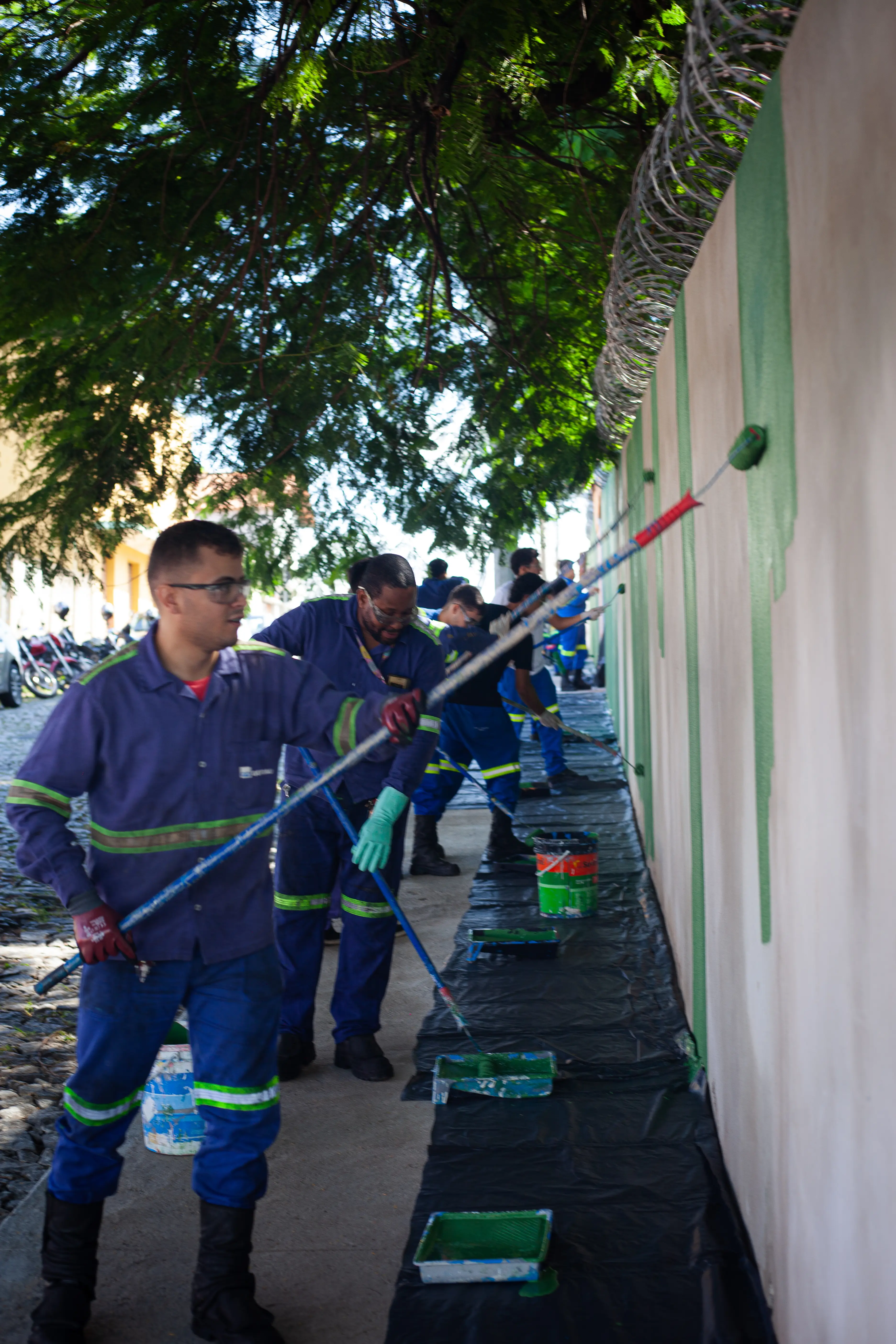 Programa de Voluntariado da Gerdau leva cor e alegria para muro de escola no bairro Nitéroi  