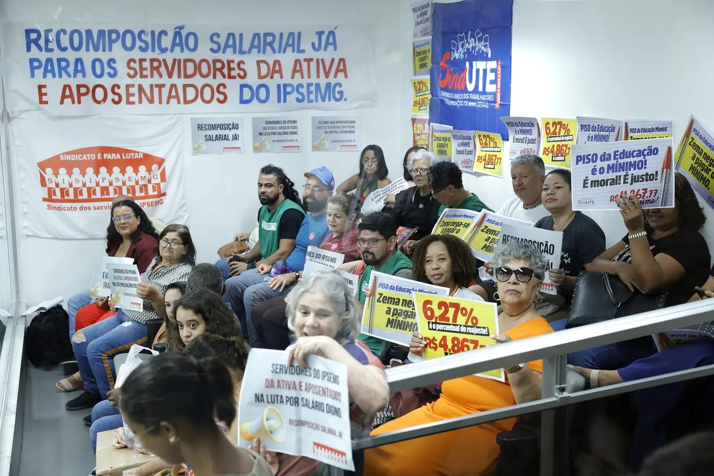 Comissão ignora protesto e vota contra emendas da Educação