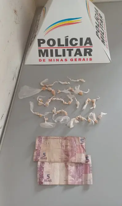 PM apreende dois suspeitos com drogas no bairro Novo Horizonte em Formiga
