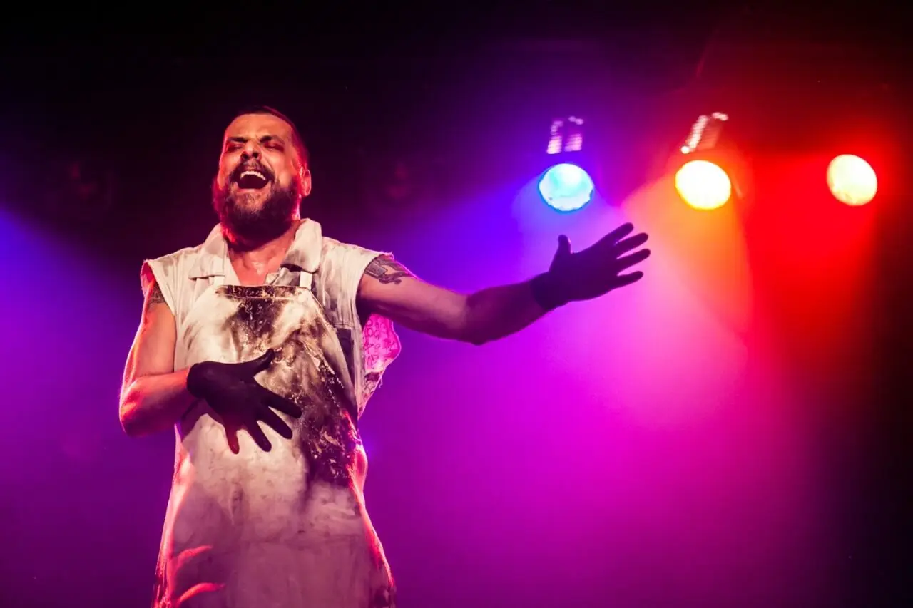 Monólogo premiado “Homem-Bomba” volta a Divinópolis no Teatro Gravatá