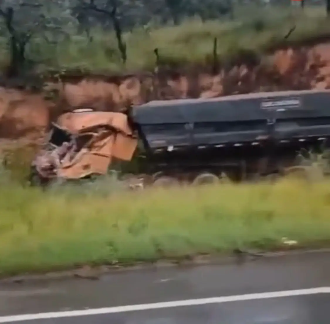 Acidente entre caminhões na BR-354 em Formiga deixa uma vítima fatal e dois feridos