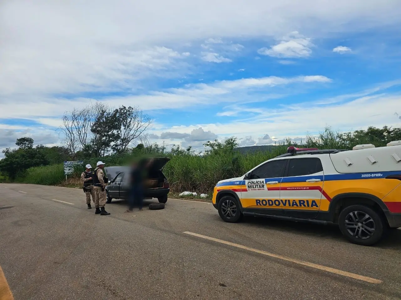 PM prende homem por adulteração de veículo, licenciamento atrasado e porte de drogas em Pitangui