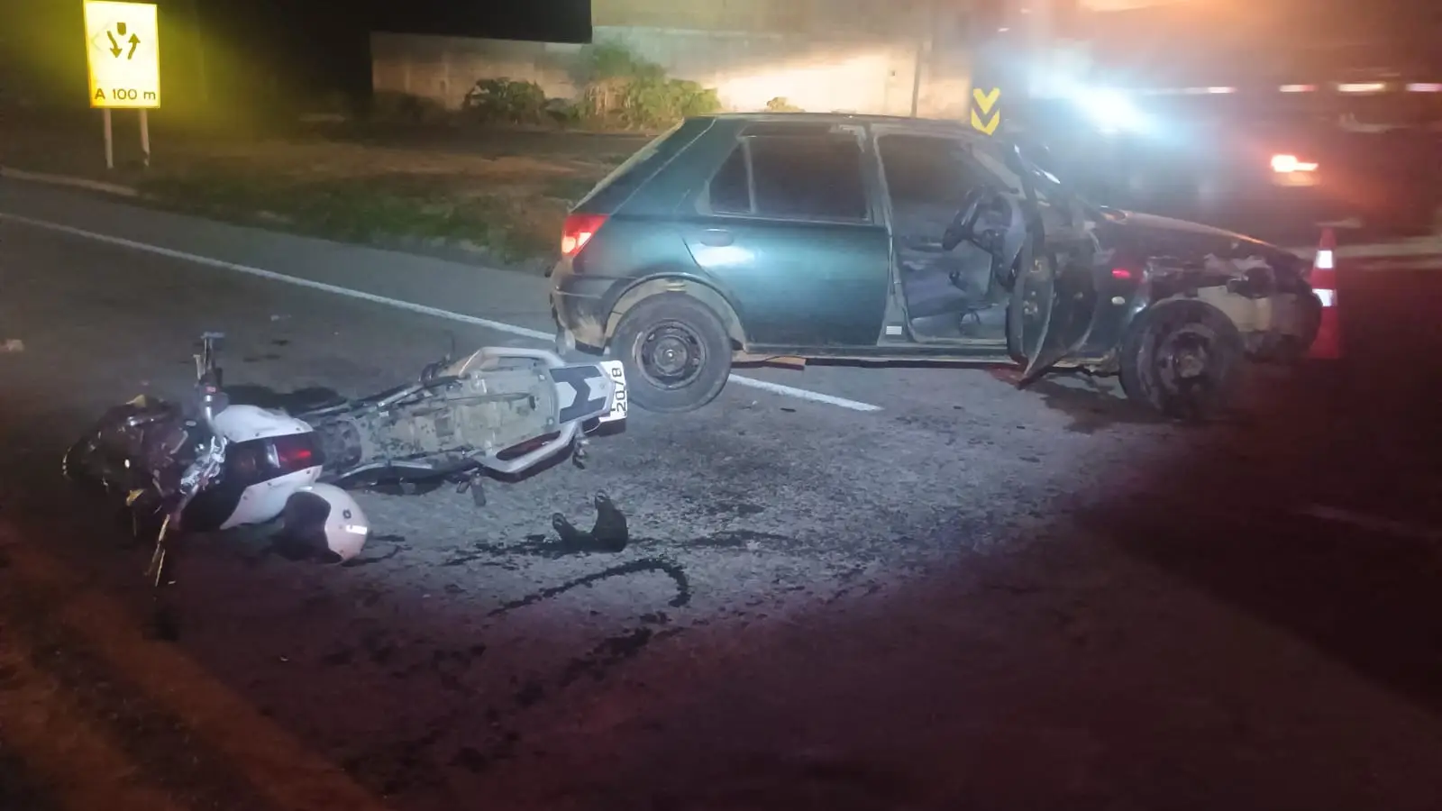 Acidente entre carro e motocicleta deixa três feridos em Formiga