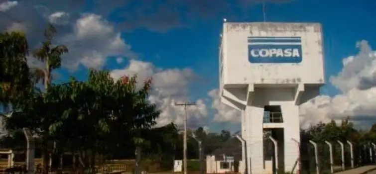 Copasa é condenada a indenizar motociclista que caiu em cratera