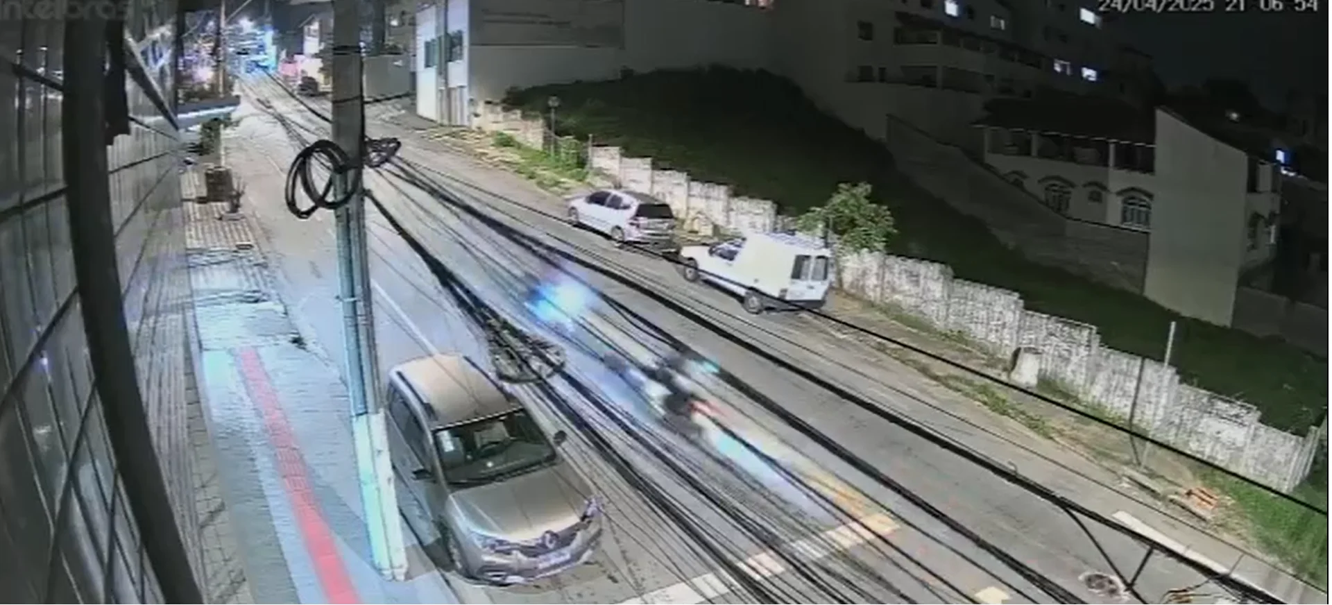 Três pessoas ficam feridas em acidente entre motos no bairro Niterói