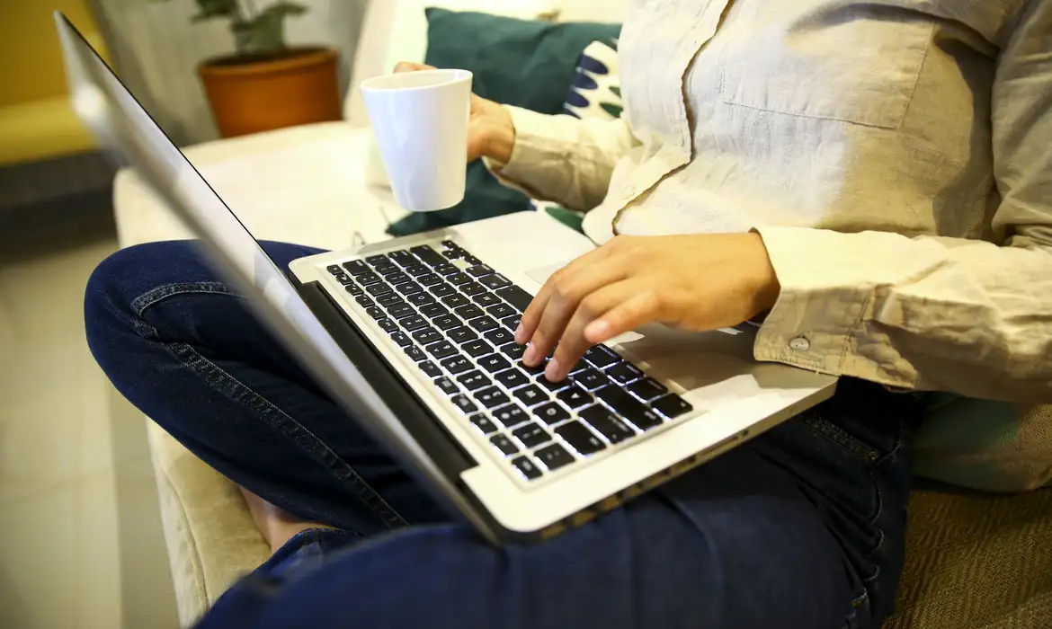 Golpes no Dia das Mães: veja como se proteger nas compras online