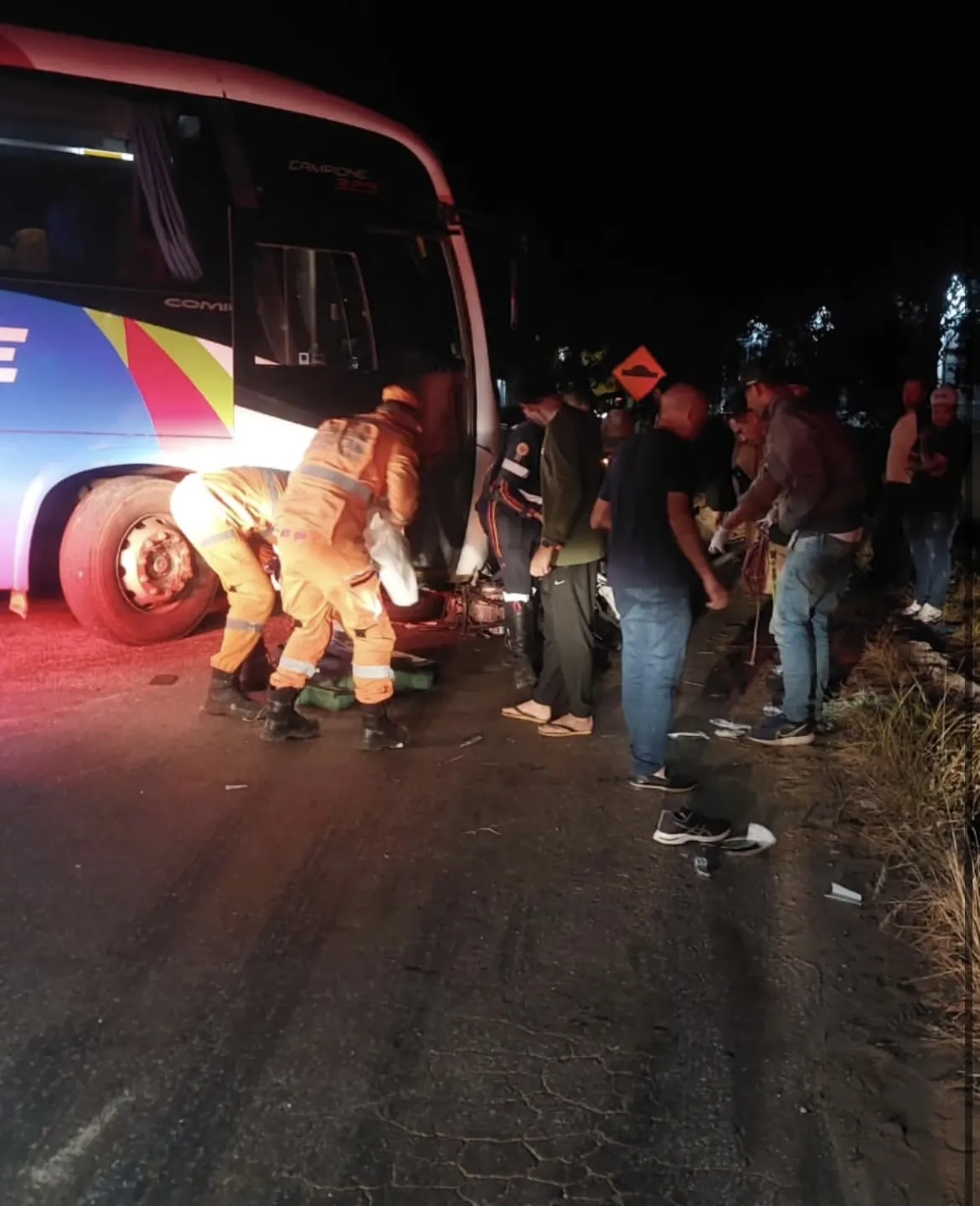 Jovem morre em acidente entre moto e ônibus na MG-431, em Itaúna