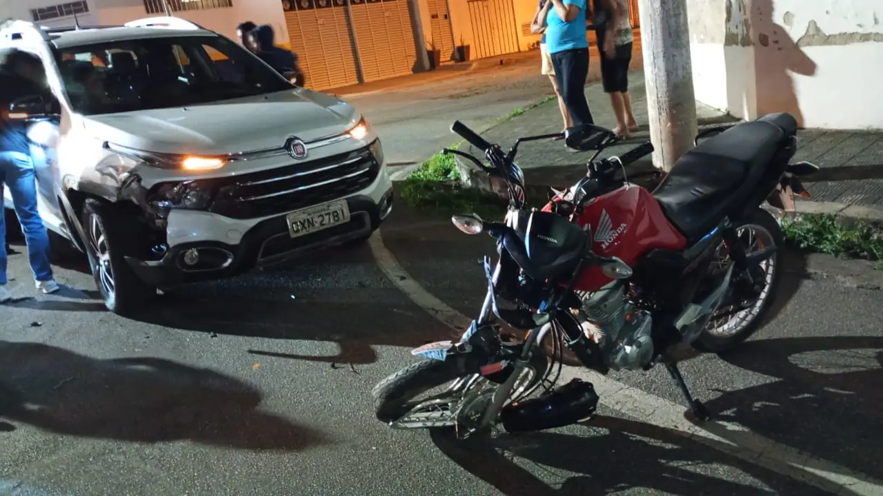 Acidente entre moto e carro deixa jovem gravemente ferido em Divinópolis