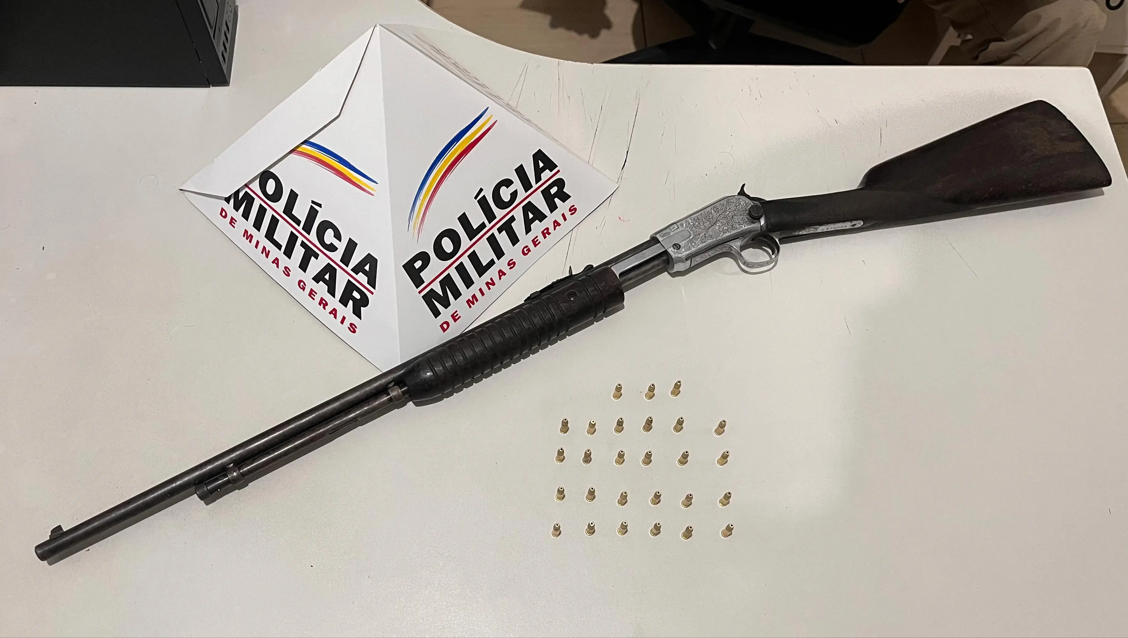 Militares apreendem rifle e munições após denúncia de caça ilegal em Pedra do Indaiá