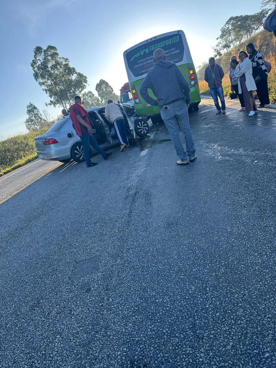 Acidente entre carro e ônibus na MG-050 deixa duas mulheres feridas em Pedra do Indaiá