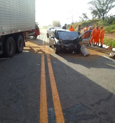 Acidente entre carro e caminhão deixa duas pessoas feridas em Oliveira