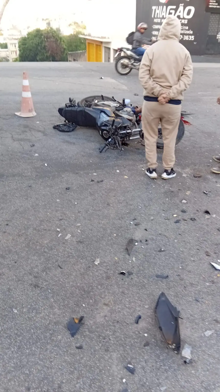 Motociclista fica gravemente ferido em acidente na rua Goiás