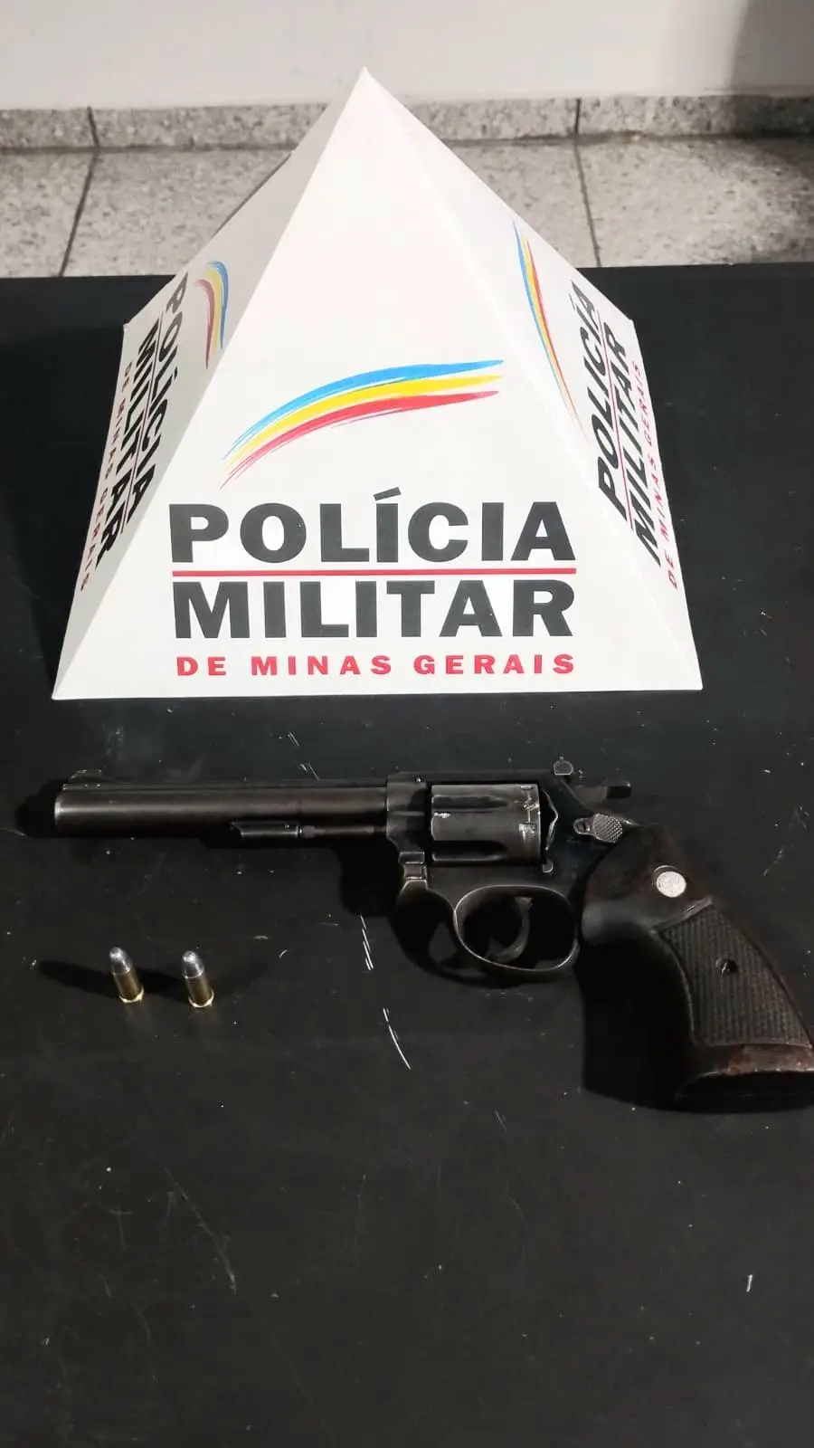 Dupla é presa por porte ilegal de arma em Pitangui