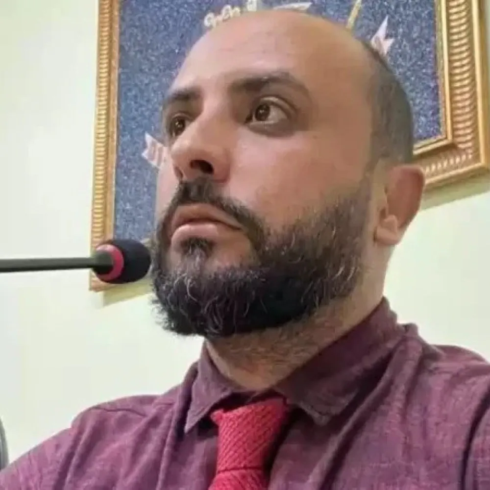 Vereador reeleito em Araújos suspeito de matar ex-namorado segue foragido