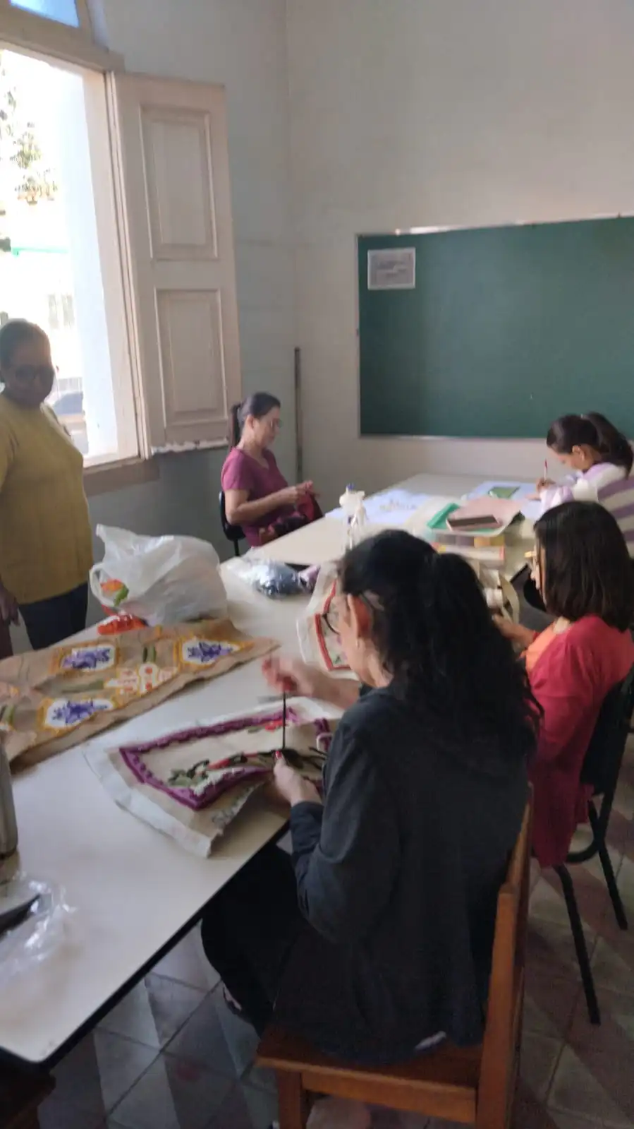 Professora Ana Isabel oferece oficinas de arte