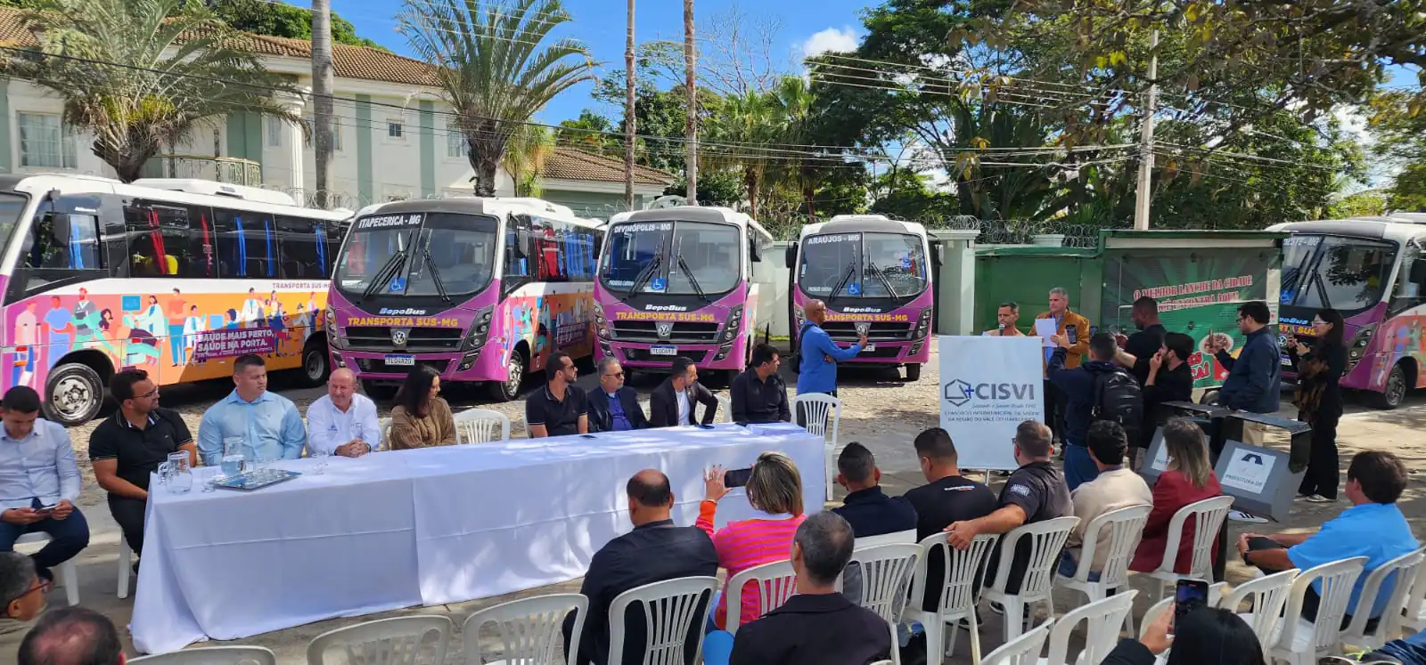 Consórcio entrega frota de micro-ônibus e amplia transporte de pacientes do SUS