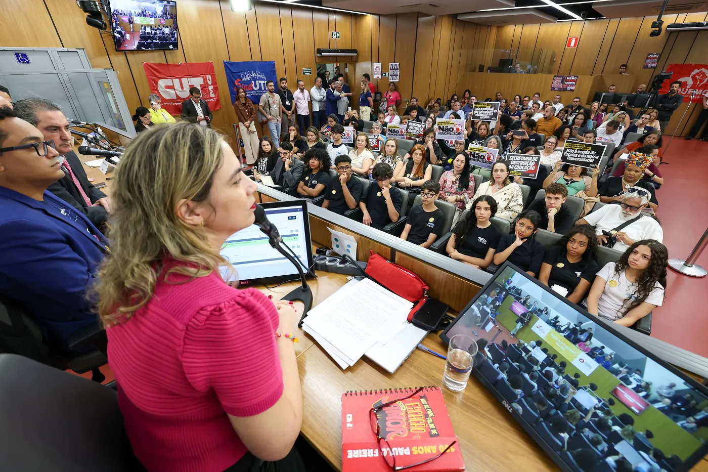 Violência contra profissionais da educação motiva perguntas a secretário