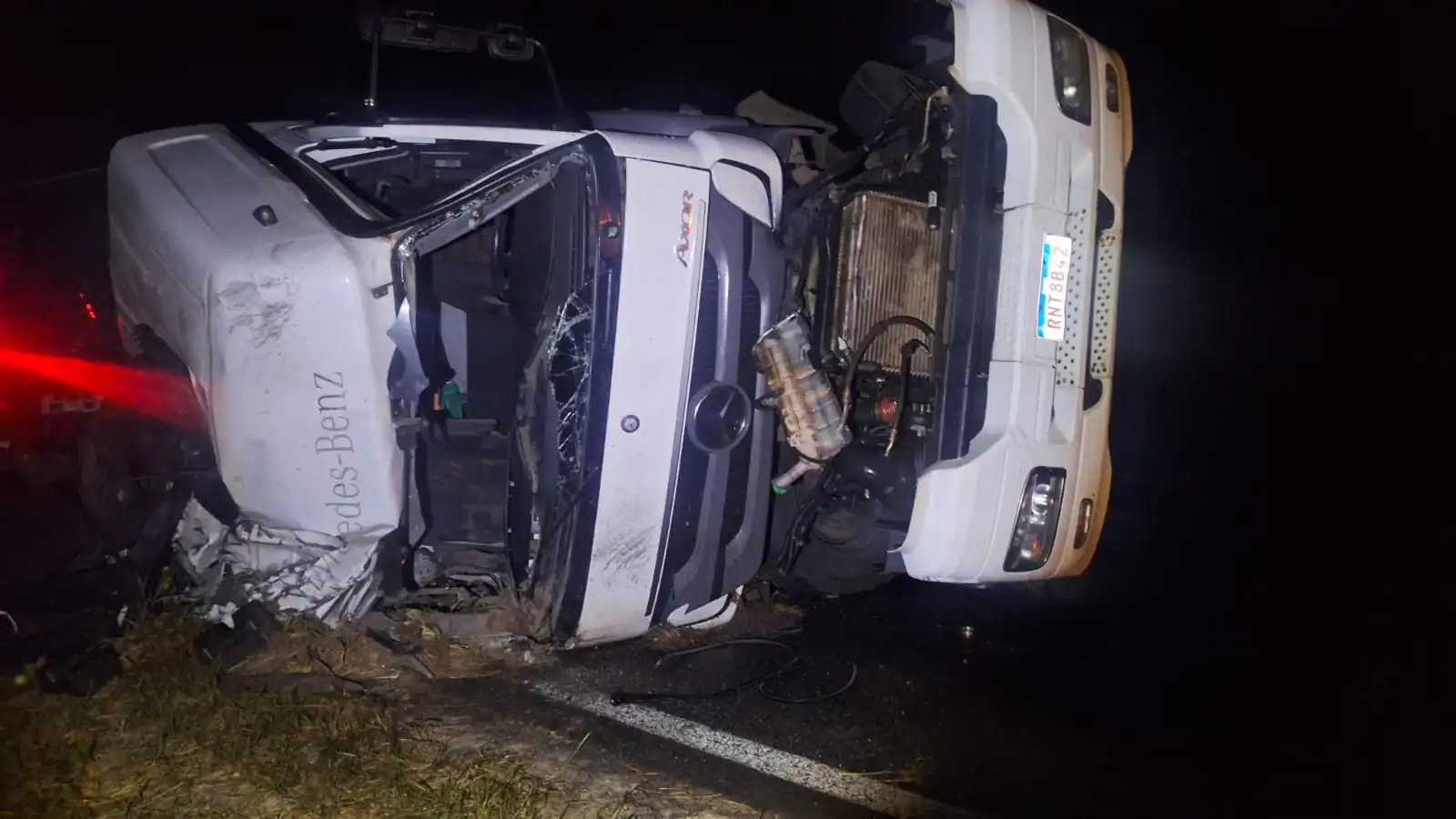Acidente fatal na MG-050 deixa condutor morto após caminhão tombar e derramar carga