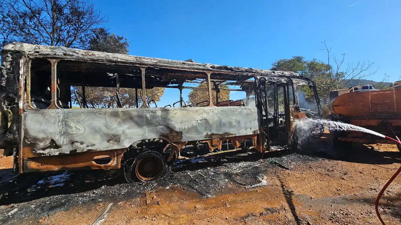 Ônibus escolar pega fogo em Onça do Pitangui