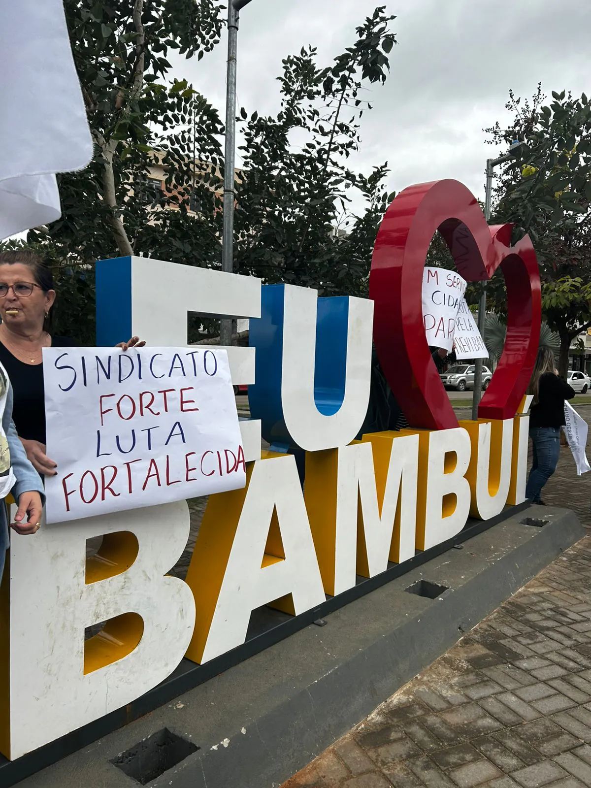Servidores municipais de Bambuí iniciam greve geral contra extinção de cargos