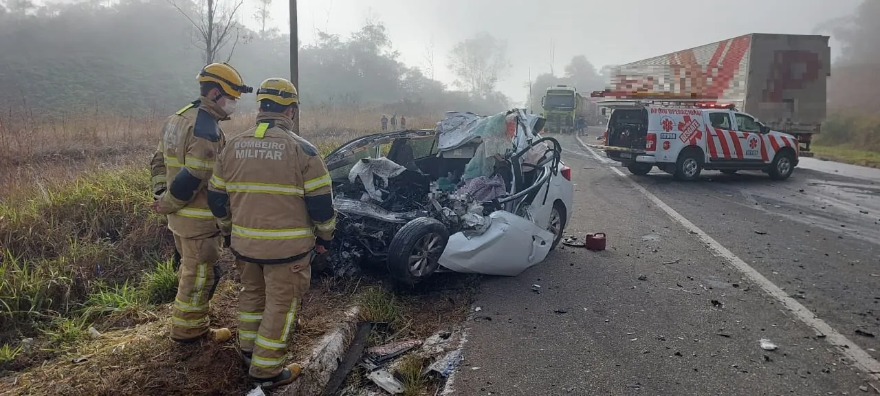 Tragédia na BR-262: Acidente entre carro e caminhão mata quatro, incluindo bebê de oito meses
