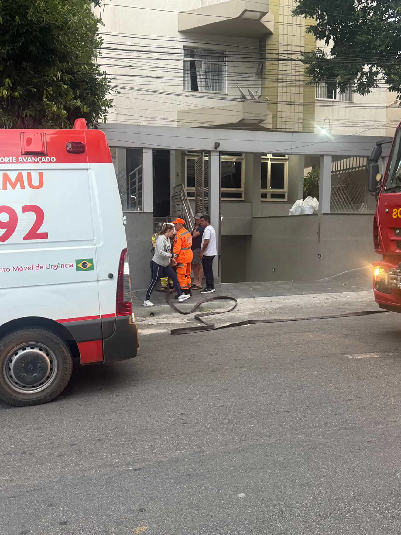 Homem vítima de incêndio no Centro de Divinópolis é intubado e levado para a Sala Vermelha