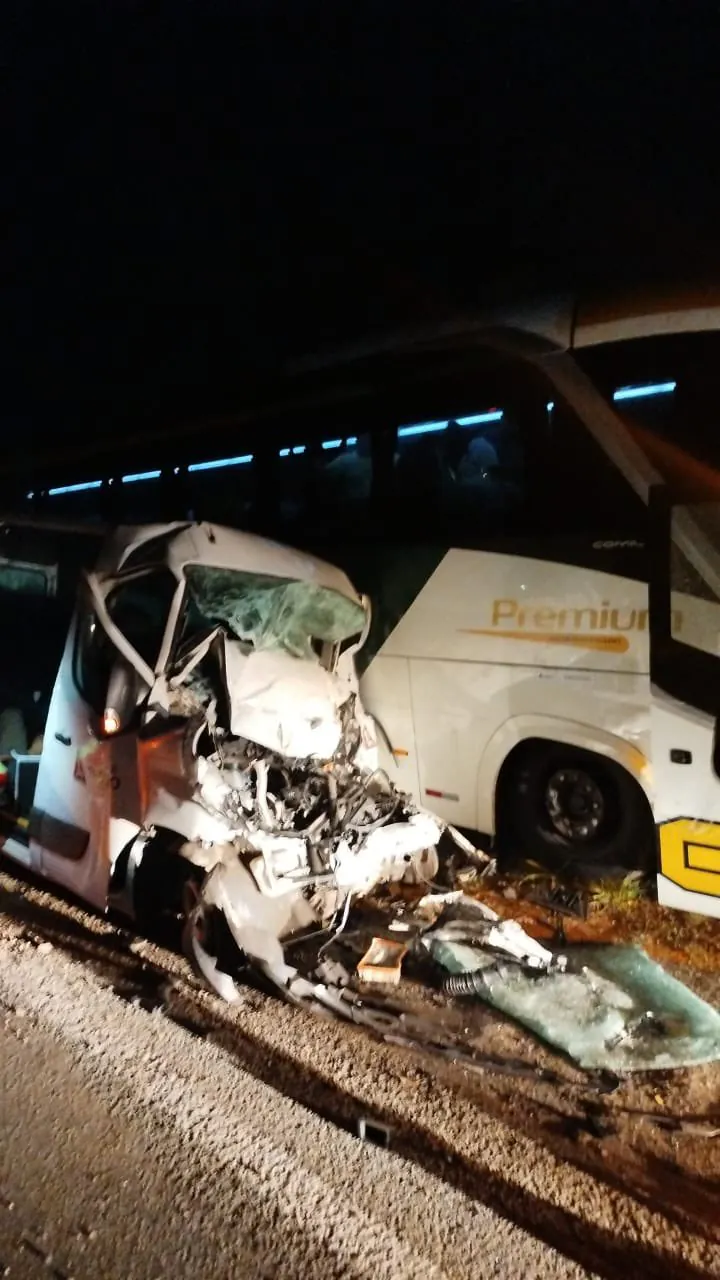 Batida entre van com pacientes e ônibus com 45 passageiros na BR-381 deixa mortos e feridos