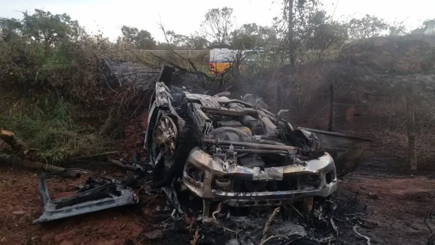 Capotamento na BR-494, em Divinópolis, deixa homem ferido